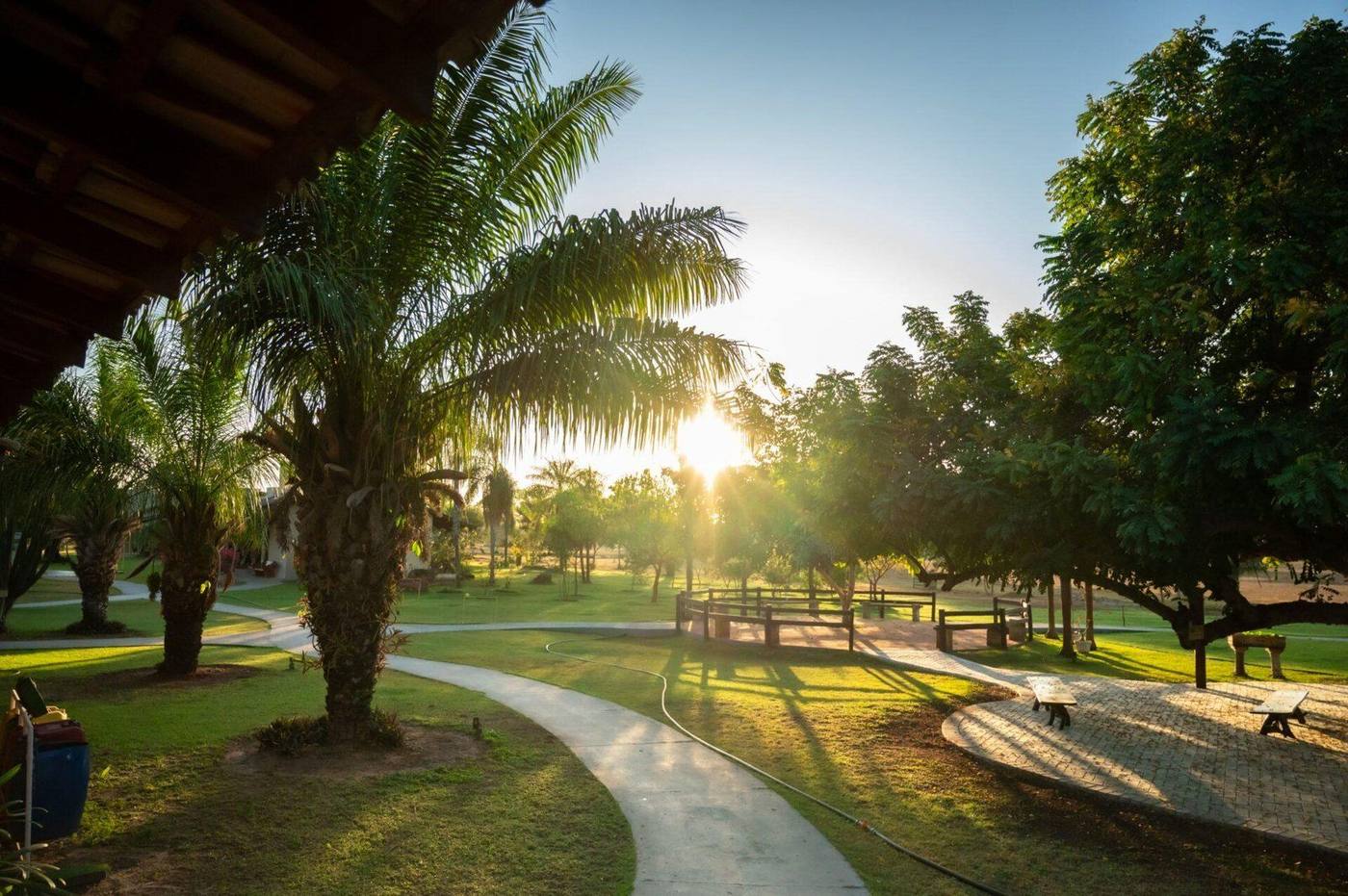 Jardins da pousada ao amanhecer