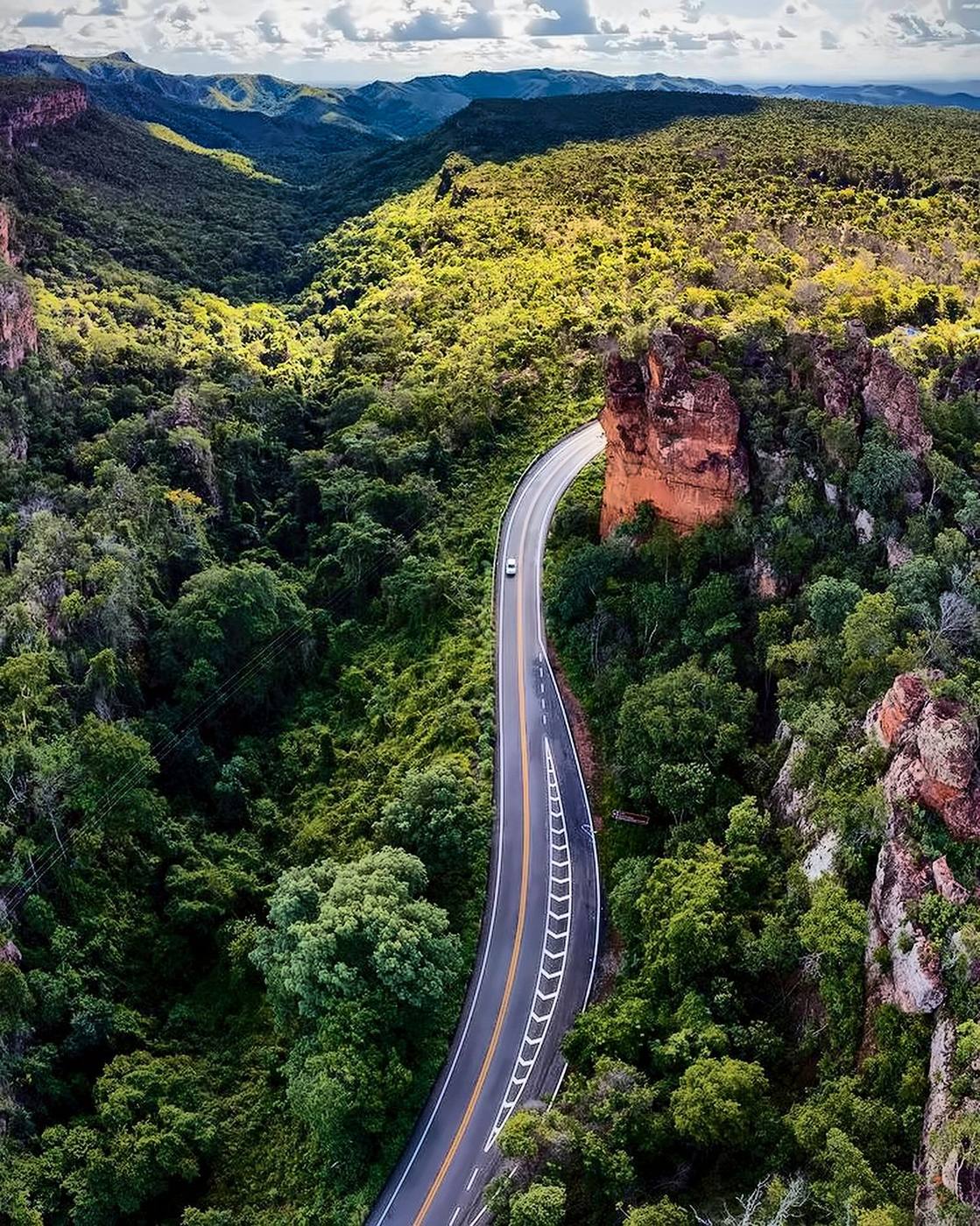 Estrada sinuosa entre a mata e as formações de arenito