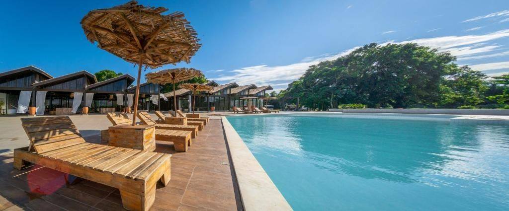 Piscina com espreguiçadeiras