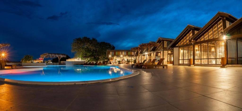 Piscina iluminada ao anoitecer