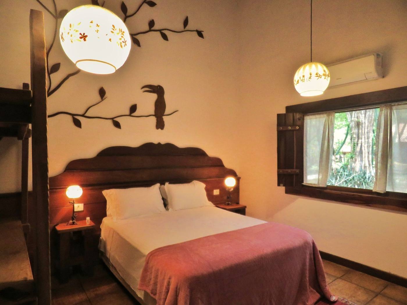 Quarto com luminárias