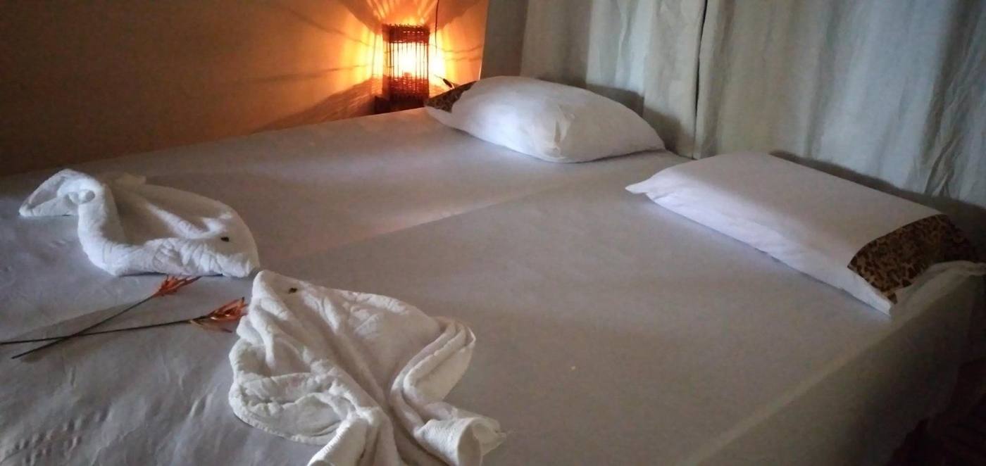 Cama arrumada com toalhas