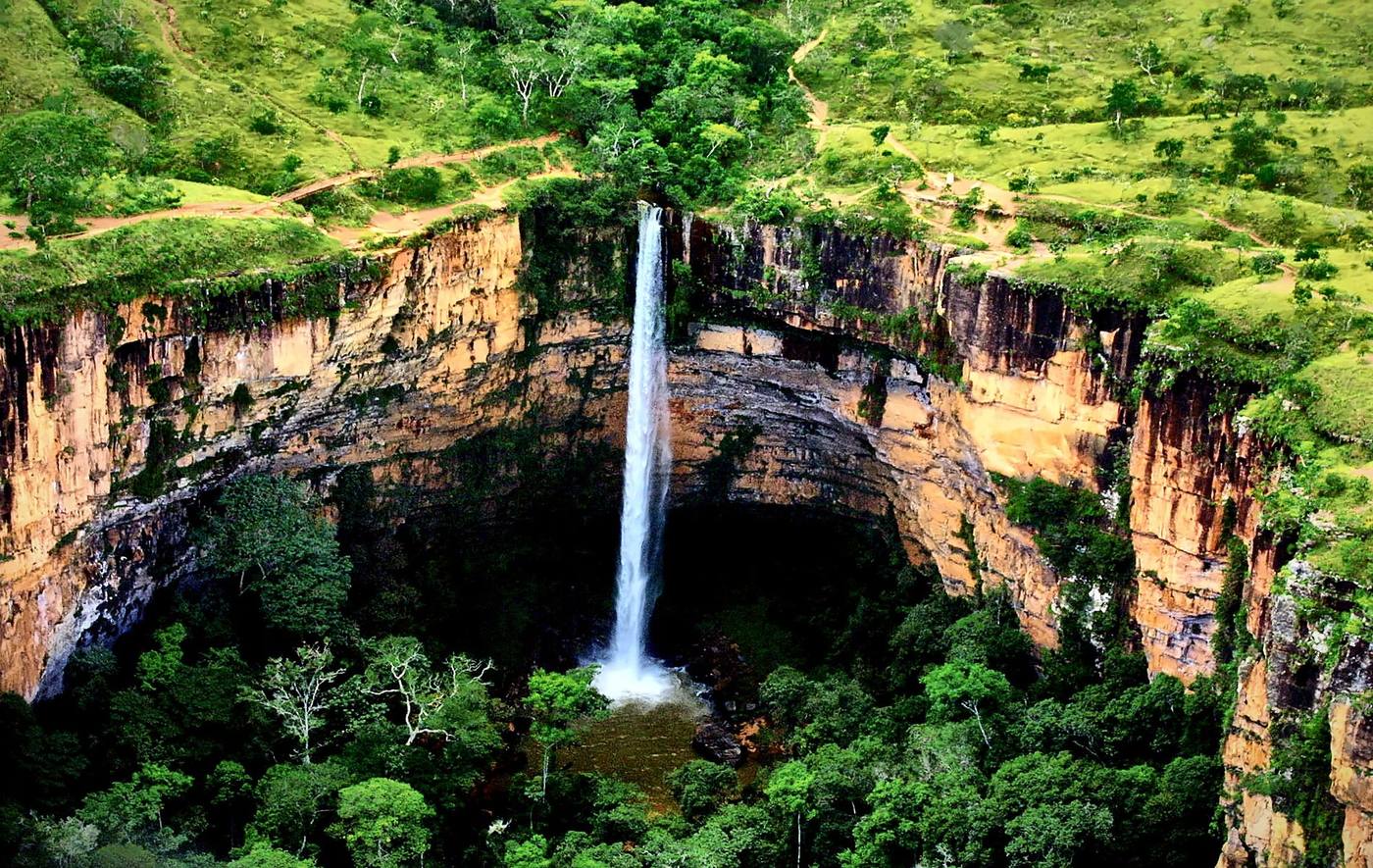 Cachoeira Véu de Noiva vista do alto, caindo entre paredões de arenito
