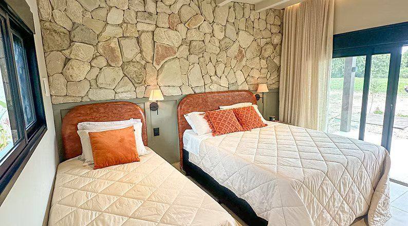 Quarto com parede de pedra
