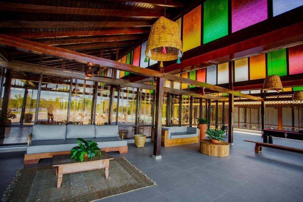 Área de convivência com vitrais coloridos