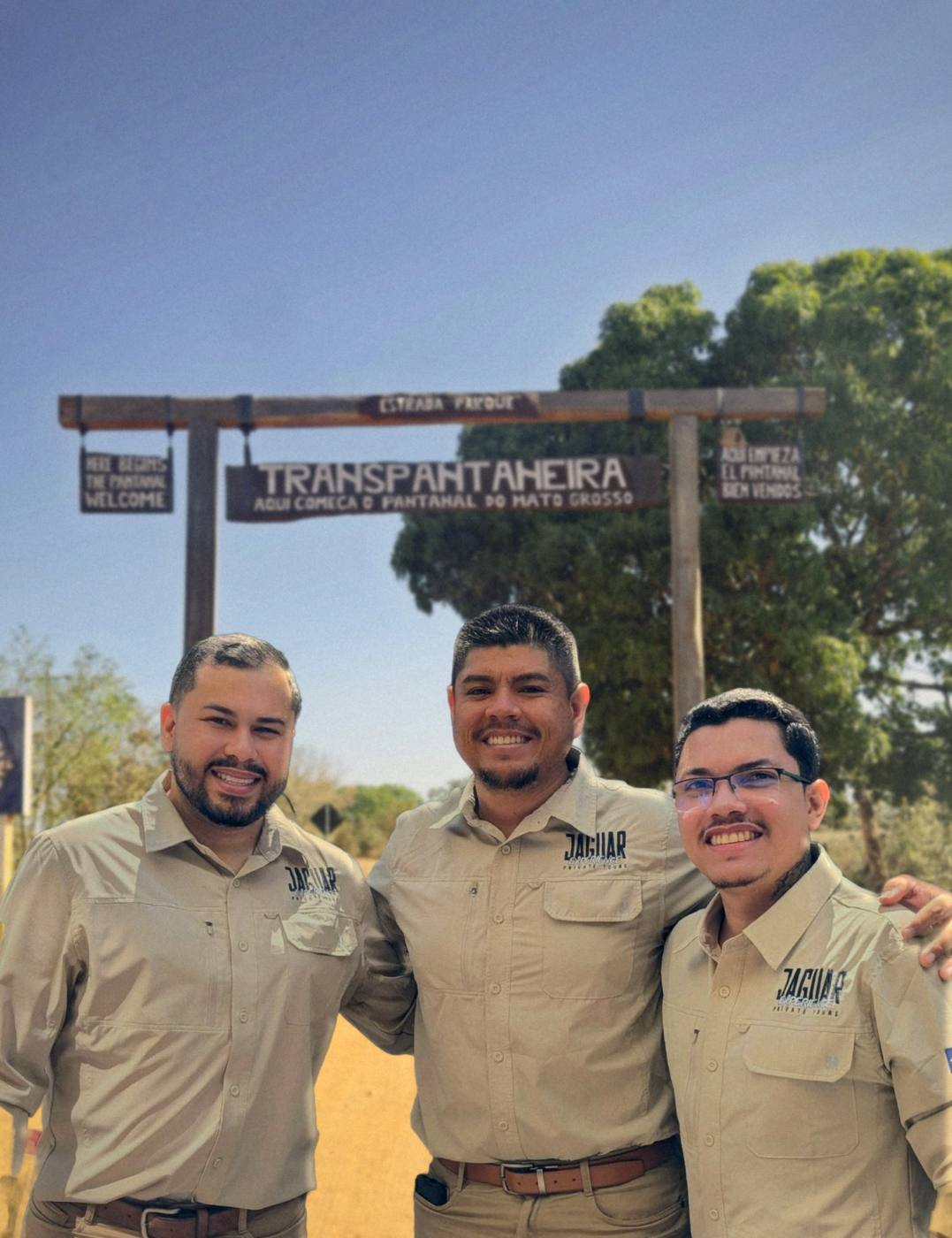 Os sócios da Jaguar Experience no portal da Transpantaneira, onde começa o Pantanal de Mato Grosso.