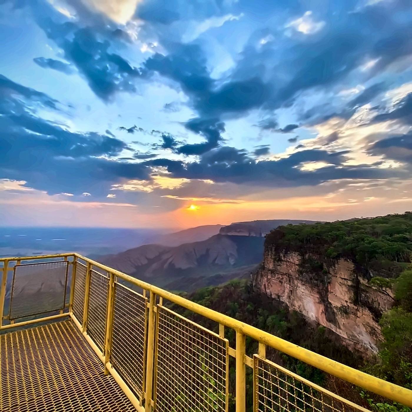 Mirante com vista para os paredões ao pôr do sol