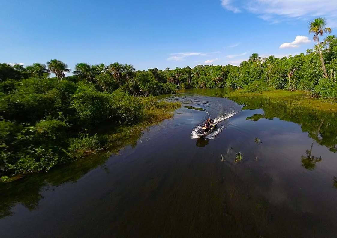 Passeio de barco no Rio Claro