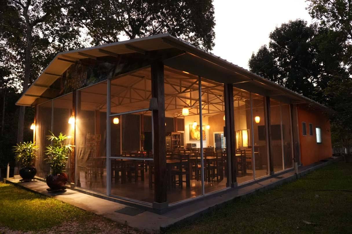 Restaurante envidraçado ao anoitecer