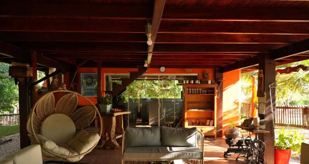 Varanda da casa principal com sofás