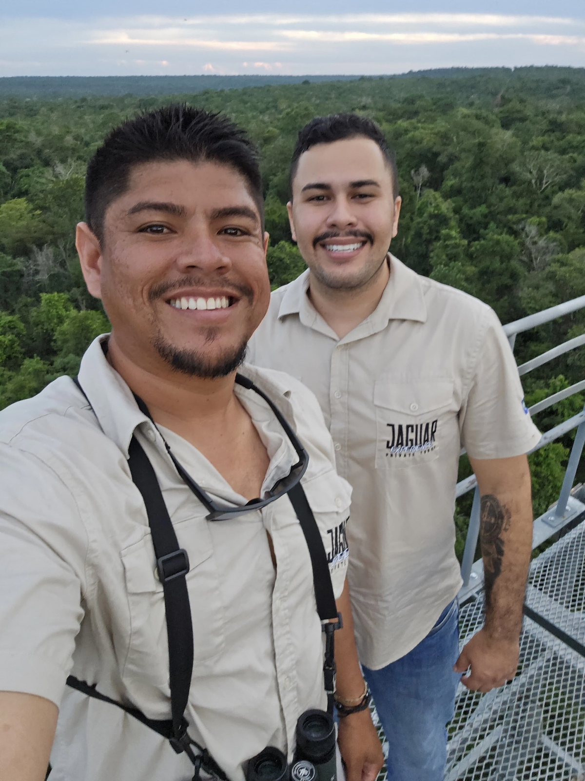 Vitor e César, da Jaguar Experience, no alto da torre de 30 m