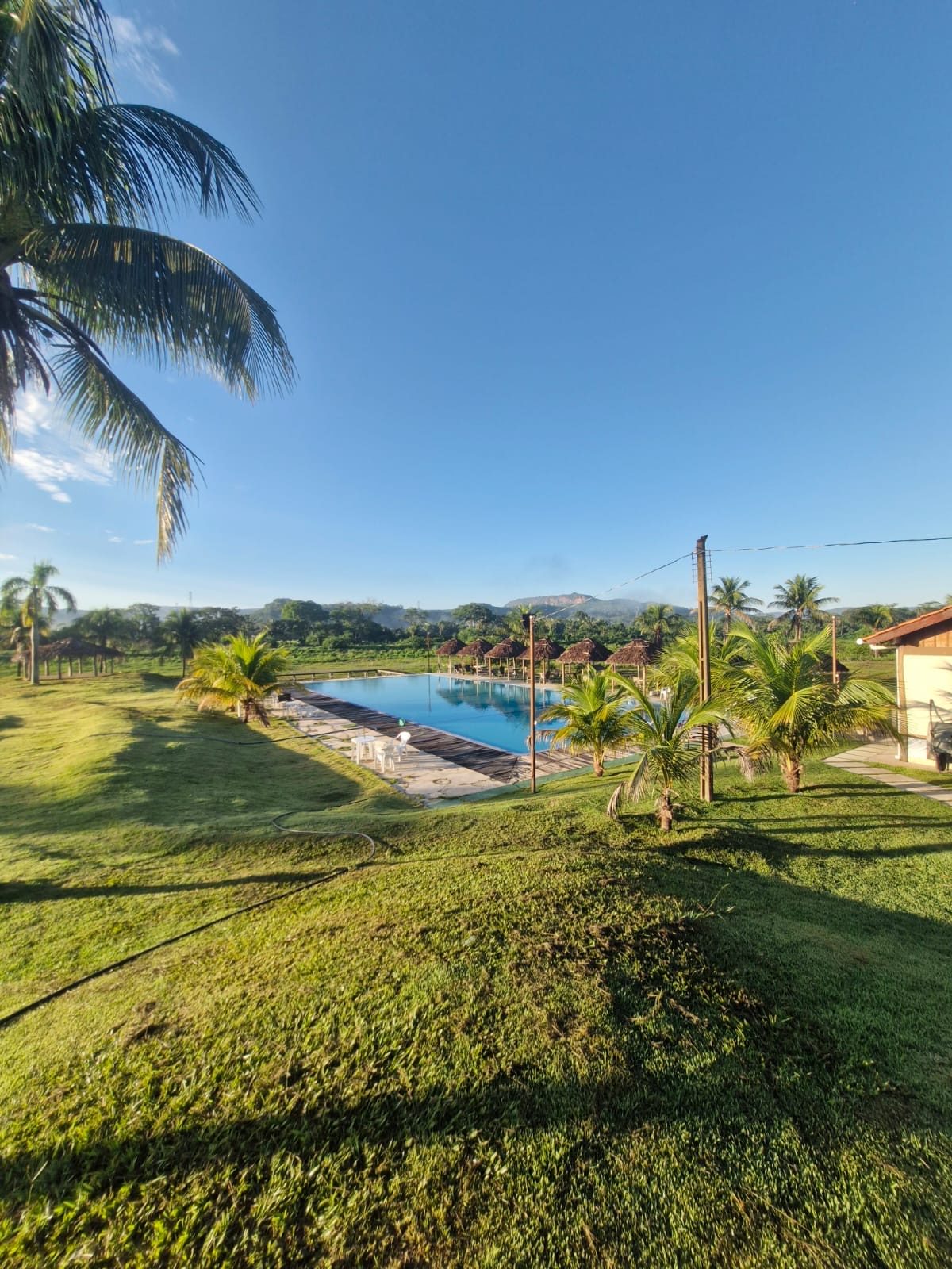 Piscina com a serra ao fundo