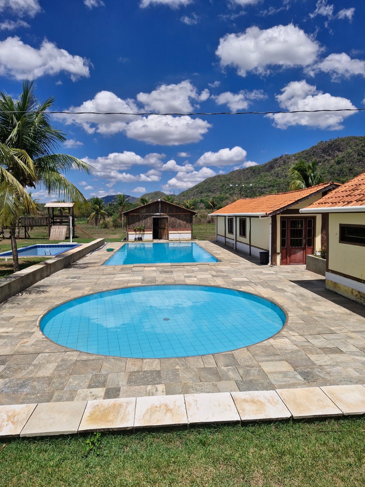 Piscina infantil redonda, piscina e chalés
