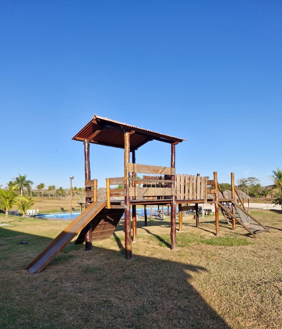 Playground de madeira perto da piscina