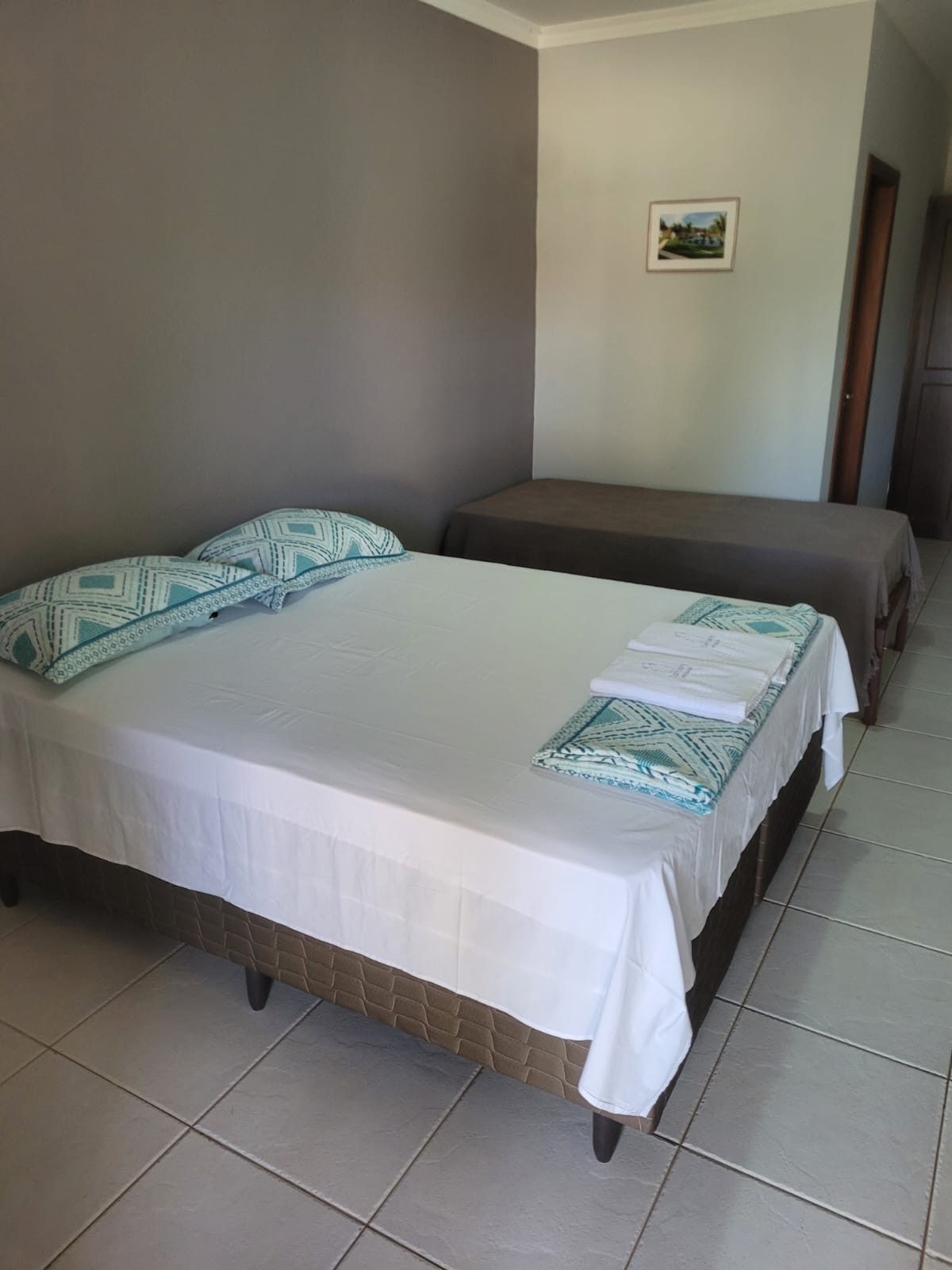Quarto com cama de casal e cama de solteiro
