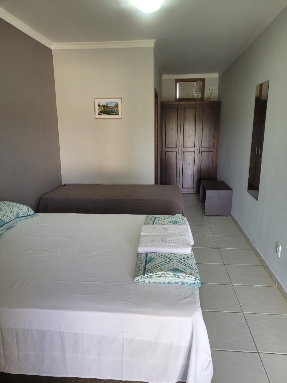 Quarto com ar-condicionado e armário