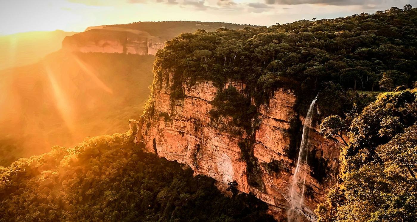 Paredão de arenito da Chapada dos Guimarães ao pôr do sol