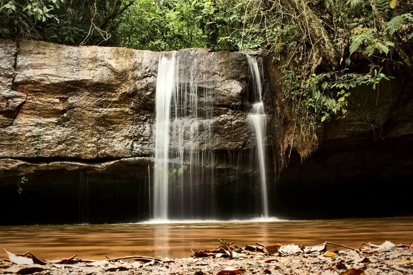 Cachoeira em véu sobre a rocha, no meio da mata