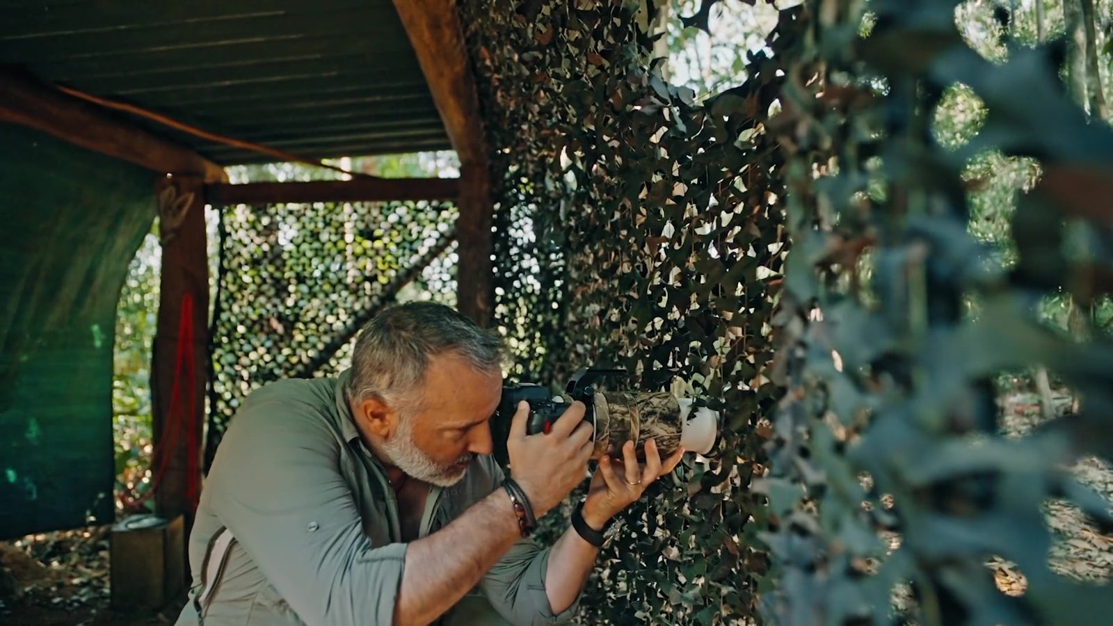 Fotógrafo no esconderijo camuflado