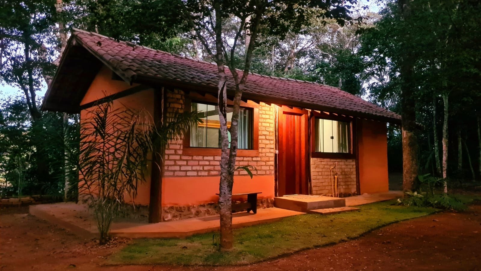 Cabana iluminada no fim da tarde