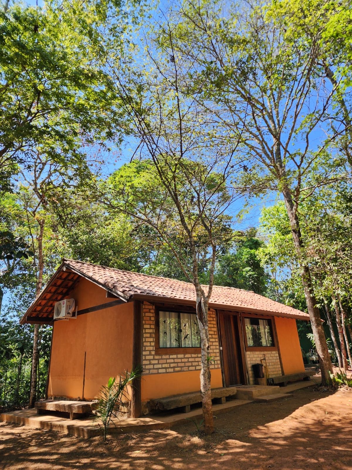 Cabana no meio da mata