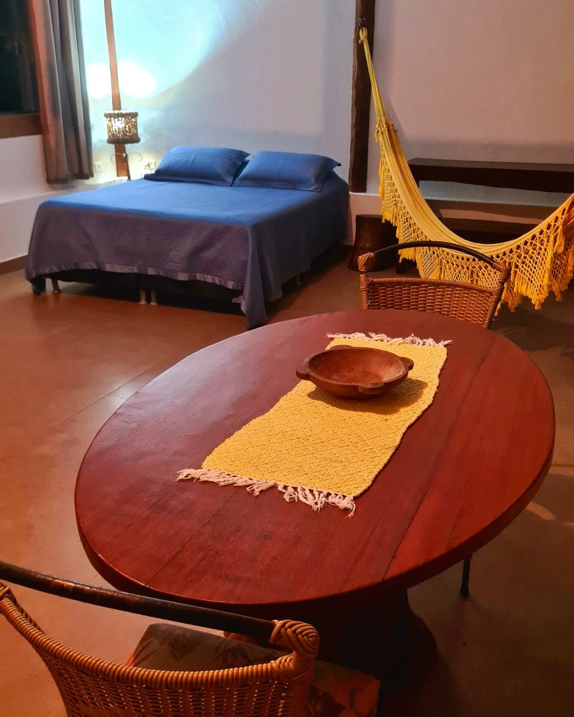 Cama de casal e rede à noite