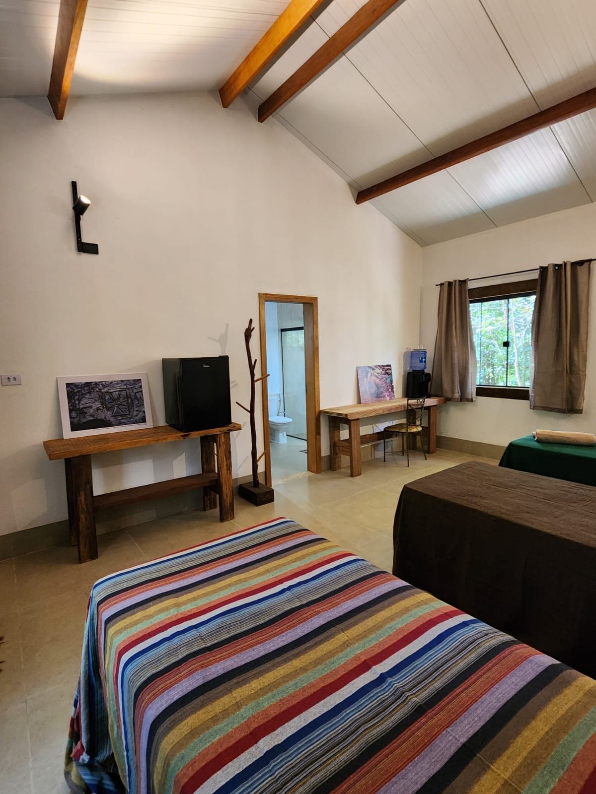 Cabana com teto alto de madeira