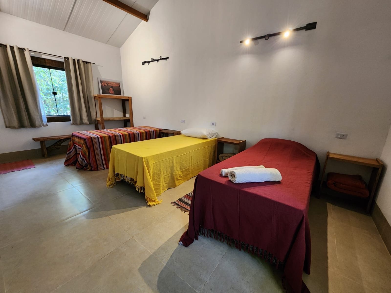 Cabana com três camas de solteiro