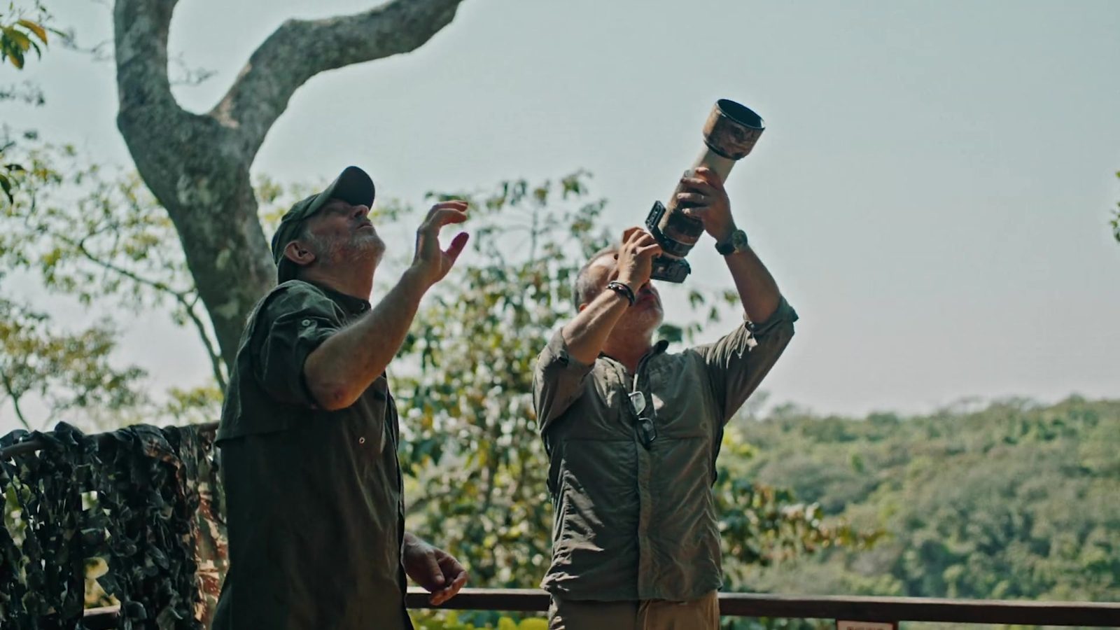 Observadores de aves com binóculo e câmera