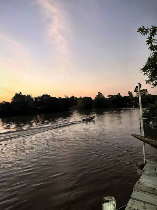 Barco no rio ao pôr do sol
